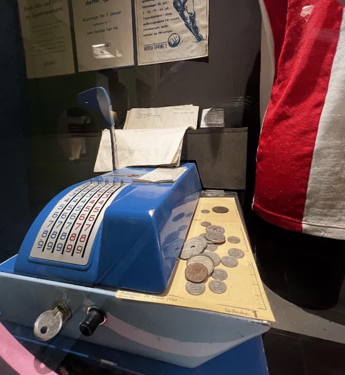 Arkivbildet av en gammel kupong maskin på 60-talllet.
