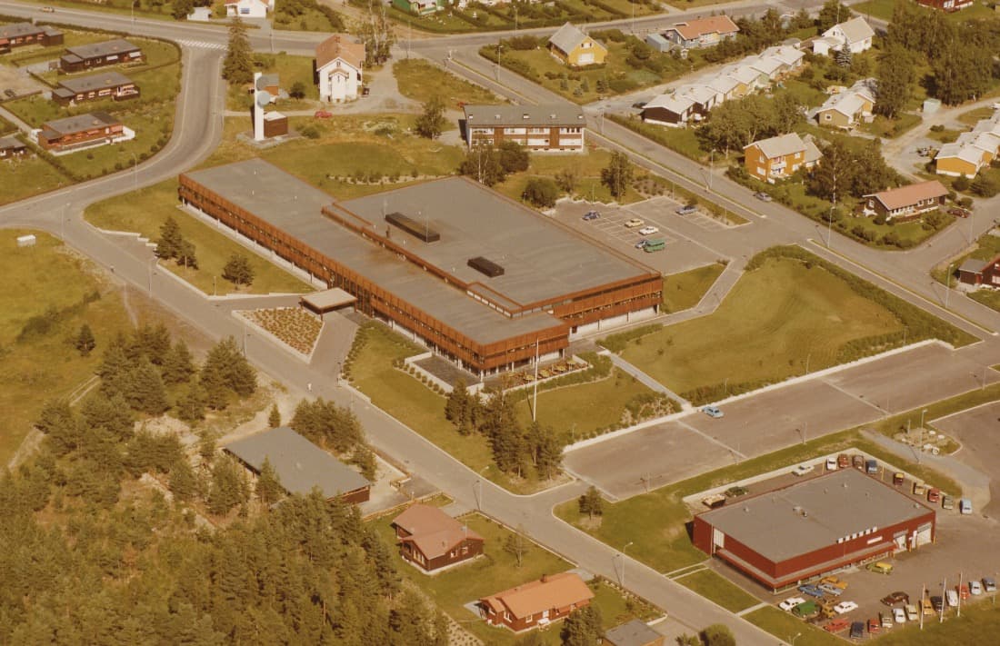 Gammel flyfoto av Norsk Tipping sine lokaler i Hamar.